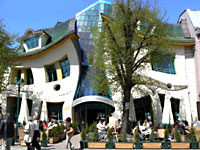 krzywy dom